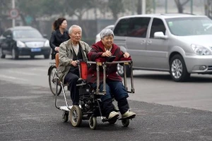 Chiếc xe đặc biệt và cặp vợ chồng 'đẹp đôi nhất Trung Quốc'