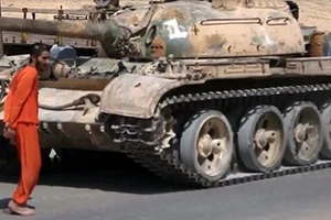 IS công bố video dùng xe tăng cán chết tù nhân