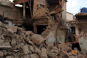 Thảm họa động đất Nam Á: Số người chết gần 300 người