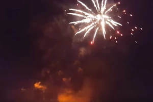 Nhà cháy tạo ra màn trình diễn pháo hoa rực rỡ