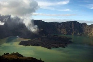 Nóng: Sân bay Bali tạm đóng cửa vì núi lửa phun trào