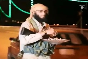 IS phát kẹo mừng vì bắn hạ máy bay Nga