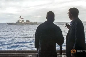 Tàu Trung Quốc nói gì với tàu Mỹ trong đợt tuần tra biển Đông