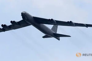 2 Pháo đài bay B-52 bay gần đảo nhân tạo ở Trường Sa