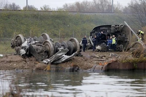 Tàu cao tốc của Pháp trật đường ray, bảy người chết
