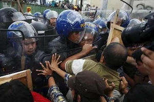 Cảnh sát dùng vòi rồng ngăn đám đông biểu tình tại APEC