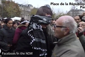  ‘Hãy ôm tôi. Tôi không phải là khủng bố’