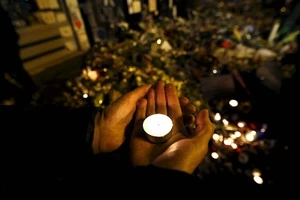 Chùm ảnh: Pháp tưởng niệm một tuần lễ sau đêm định mệnh 13-11