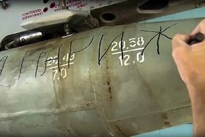 Dòng chữ đặc biệt trên những quả bom diệt IS