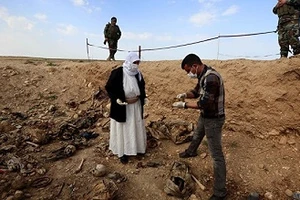 Phát hiện mộ tập thể chôn 123 người bị IS sát hại