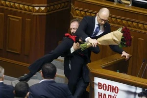 Ẩu đả trong cuộc họp, Thủ tướng Ukraine bị nhấc bổng khỏi bục phát biểu