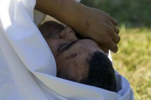 Xe chở sĩ quan biên phòng Argentina rơi xuống cầu: 43 người chết