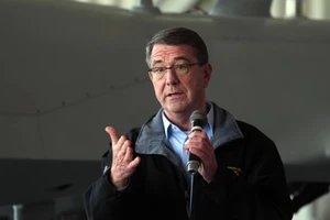 Bộ trưởng Carter bị chỉ trích vì làm công vụ bằng thư điện tử cá nhân 