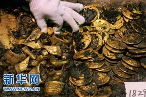 Phát hiện hàng trăm 'bánh vàng' trong mộ cổ hoàng đế bị truất ngôi