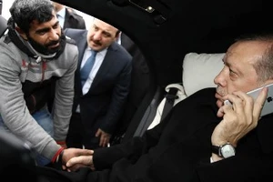 Tổng thống Thổ Nhĩ Kỳ cứu người nhảy cầu tự tử