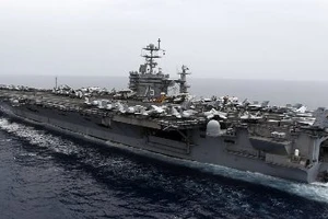 Tàu sân bay Mỹ chạm trán tên lửa Iran