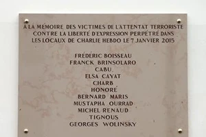 Bia tưởng niệm nạn nhân vụ Charlie Hebdo mắc lỗi chính tả