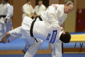 Tổng thống Putin quật ngã tuyển thủ Judo quốc gia