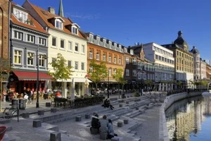 Một du học sinh xuất sắc bị trục xuất vì làm thêm quá giờ