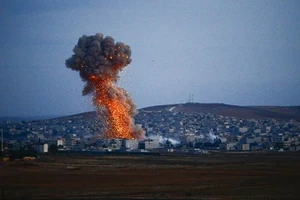 Đoàn xe IS bị máy bay ‘lạ’ tấn công