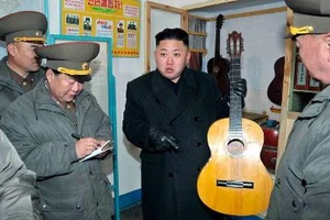 Ông Kim Jong-un đánh đàn guitar hát cùng công nhân