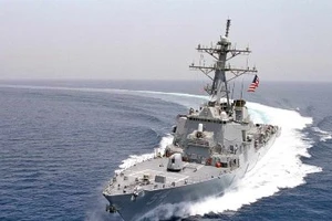 Báo Trung Quốc kêu gọi bắn cảnh cáo, đâm va tàu chiến Mỹ vào Hoàng Sa