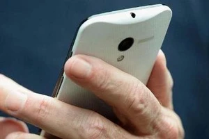 Cấm gái chưa chồng dùng điện thoại di động