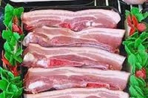 Trao học bổng bằng… thịt heo