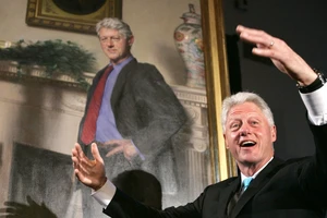 Số người ký đơn đòi bắt ông Bill Clinton lên gần 100.000 người