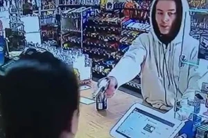 Clip cô gái tay không đánh tên cướp có súng bỏ chạy