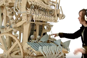 Clip: Kinh ngạc nhạc cụ làm từ 2.000 viên bi