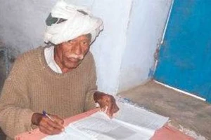 Cụ ông 77 tuổi 47 lần thi lấy chứng chỉ lớp 10 