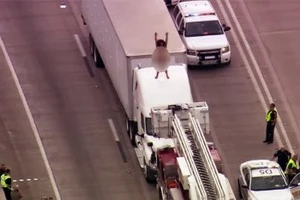 Kẹt đường cao tốc hai tiếng vì người phụ nữ cởi đồ leo nóc xe