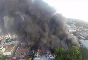 Máy bay rơi xuống chợ, bảy người thiệt mạng