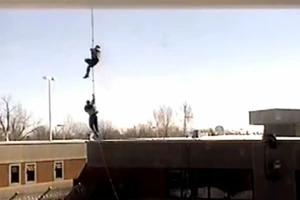 Tù nhân Canada đu dây thừng bám trực thăng tẩu thoát