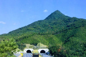 Đâm xe liên hoàn đường hầm cao tốc Nhật