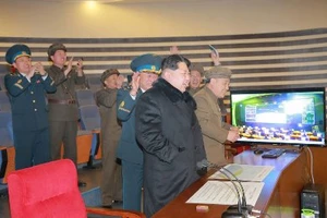 Ông Kim Jong Un kiểm tra bệ phóng tên lửa đa nòng mới