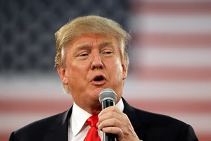 Ông Donald Trump dọa ‘bóc trần’ vợ đối thủ
