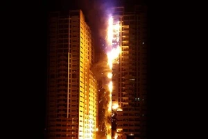 Cháy dữ dội tại khu chung cư cao tầng ở UAE