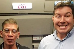 Hành khách tươi cười chụp ảnh 'tự sướng' cùng không tặc Ai Cập