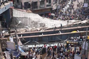Sập cầu vượt đang thi công, 10 người thiệt mạng, 150 người mắc kẹt