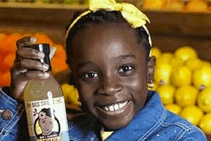 Bé gái 11 tuổi thành ‘triệu phú’ nhờ nước chanh tự pha chế