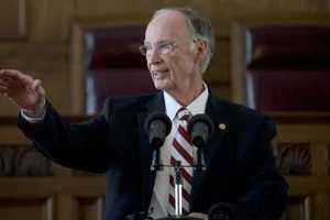 Thống đốc Mỹ điều trực thăng chỉ để… lấy ví bỏ quên