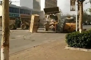 Hàng loạt xe ủi đất hỗn chiến trên phố ở Trung Quốc