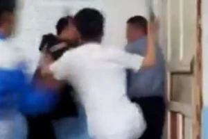 Phẫn nộ nhóm học sinh vây đánh thầy giáo ngay trong lớp học