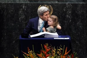 Ngoại trưởng Mỹ đưa cháu ngoại đi ký kết thỏa thuận Paris