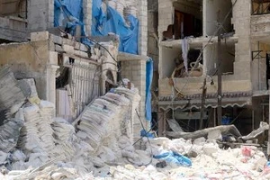 Phiến quân phóng 60 quả tên lửa vào thành phố Syria