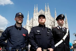 Cảnh sát Trung Quốc tuần tra trên đường phố Ý