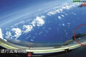 Máy bay ném bom Trung Quốc bay trên đá Chữ Thập