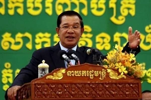 Thủ tướng Campuchia bác tin con trai ông là người gốc Việt